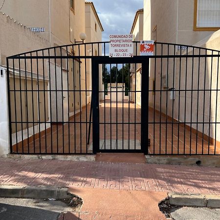 Apartamento Bajo Con Terraza Y Piscina Torrevieja Eksteriør bilde